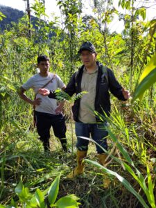 Carlos describes the challenges of tree planting at the Maycú Reserve. Credit: Mary McEvoy
