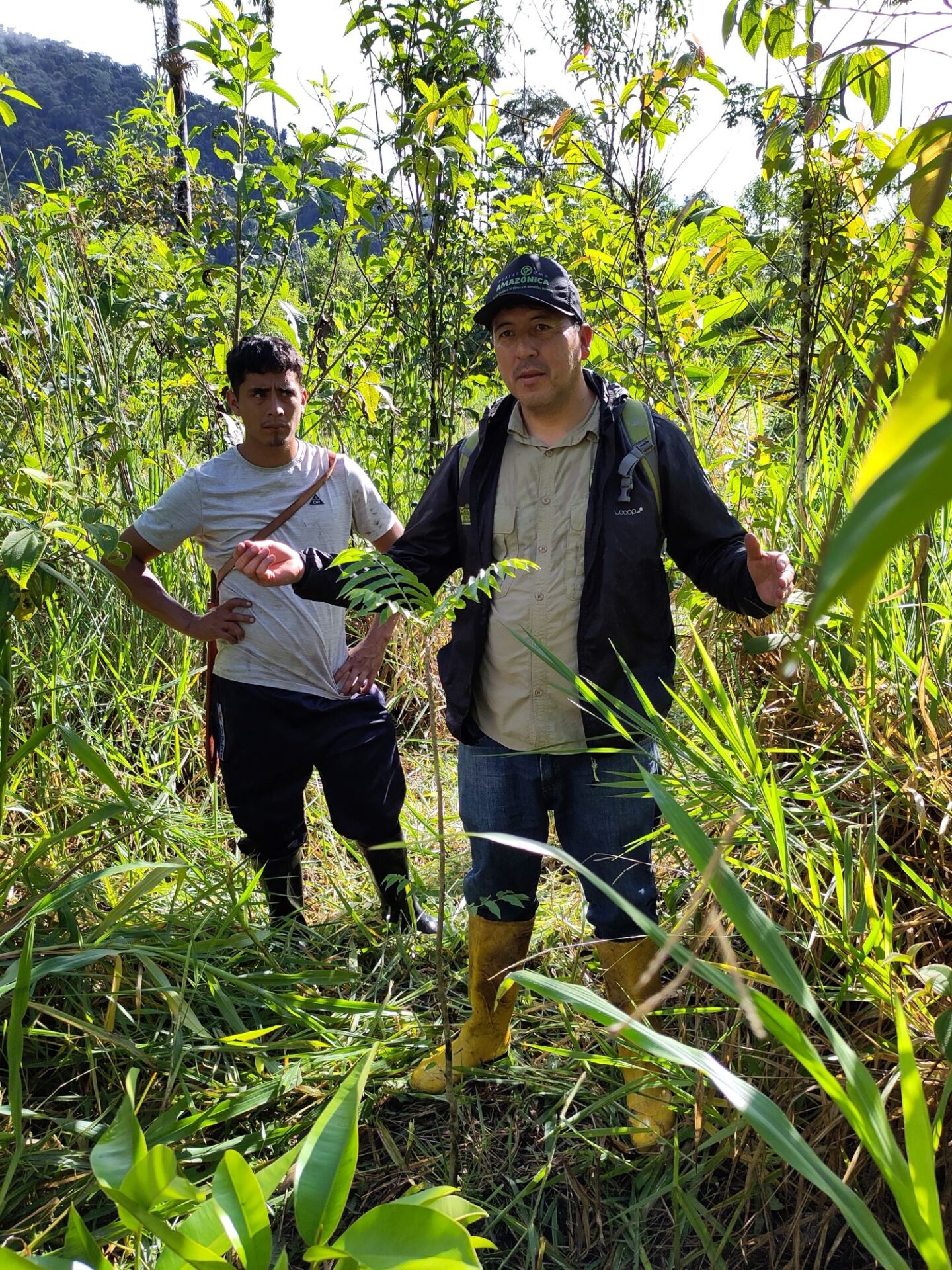 Carlos describes the challenges of tree planting at the Maycú Reserve. Credit: Mary McEvoy 