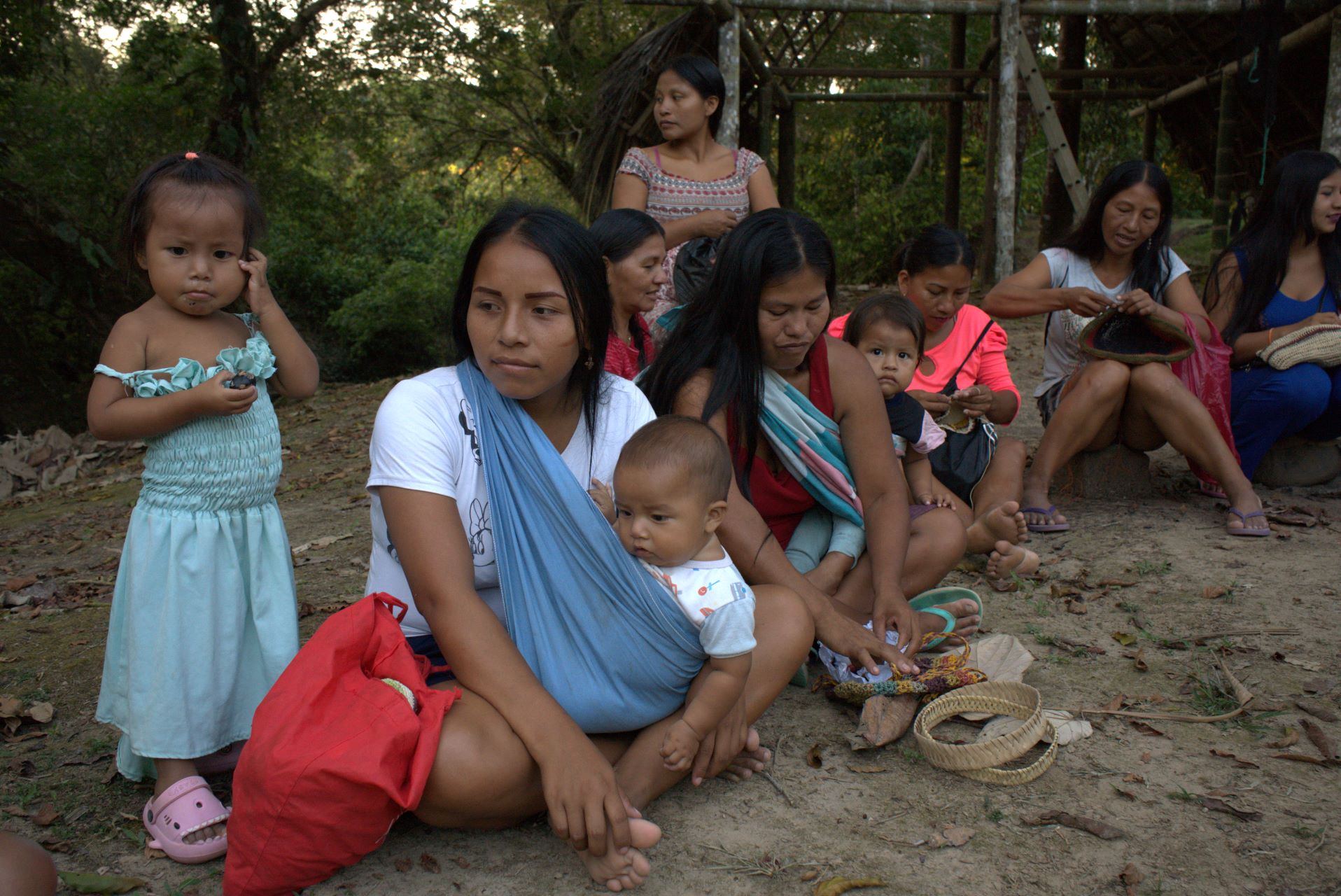 A photograph of Indigenous women and children from the Waorani Indigenous Nationality.