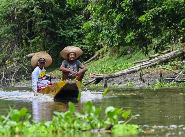 Two fishermen from the Bocas de Barbacoas community head out onto the water. Credit: Fundación Biodiversa Colombia (FBC)